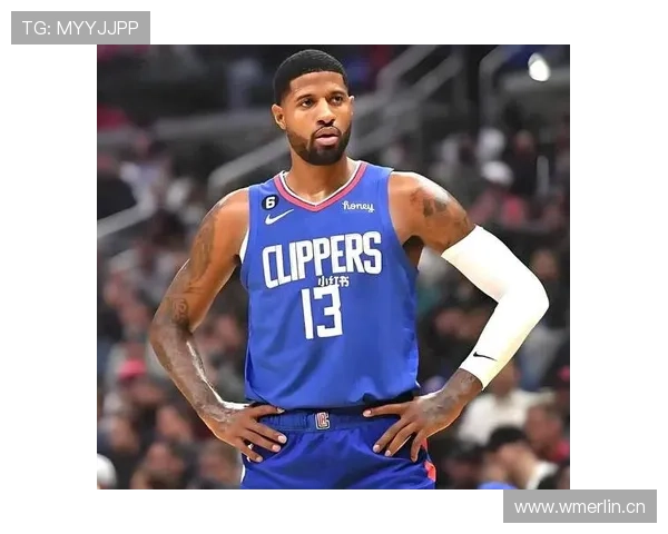 保罗·乔治发了张吃披萨的照片，我盯着后院停的直升机看了半天