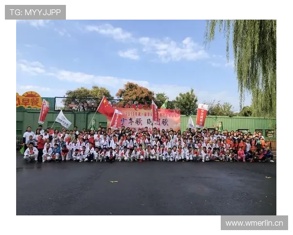 莱万今天的鞋子又闪瞎，普通人这脚步能走到哪里啊？